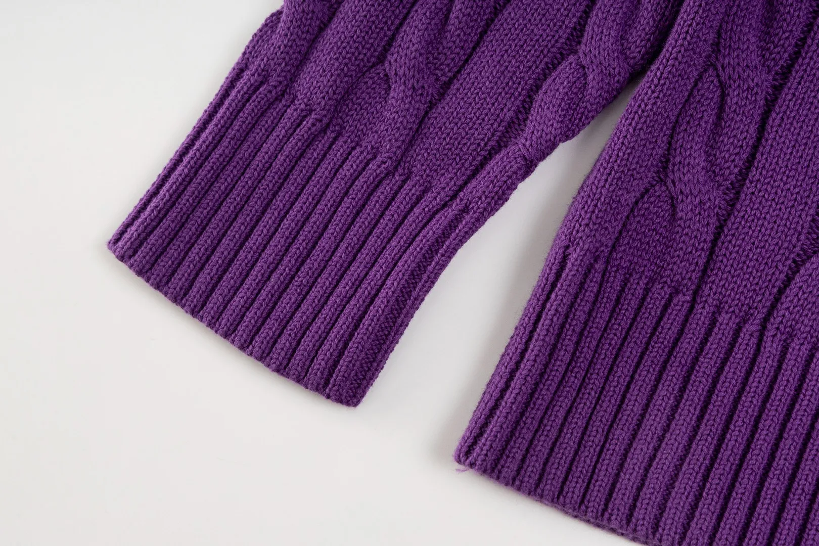 P236 #R92 RALPH LAUREN Ralph Lauren fifteen colors classic small label embroidery logo turtleneck pullover half-zip knitted cable sweater with high-density LOGO embroidery on the chest and original customized tag accessories. Made of pure cotton yarn, pure cotton is skin-friendly and comfortable, small label war horse embroidered twist turtleneck sweater 🐎 high quality, follow the blogger to learn how to wear it! Let’s buy a Ralph Lauren cable sweater. It’s a super hard-to-find series after it became popular. It’s hard to find one on the official website. It’s simple and practical to wear, with a lazy and loose feel. The thickened fabric has more texture, feels soft and delicate, and has a loose fit. Whether worn alone or layered, you can wear different styles of fashion with just one piece!   Size：XS S M L
